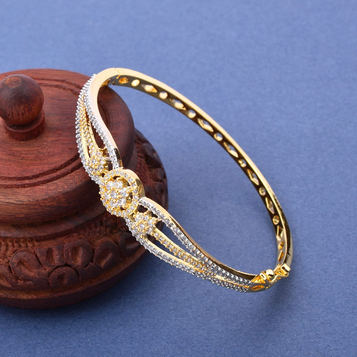 Luminous Gold Diamond Bracelet with Adjustable Lock System