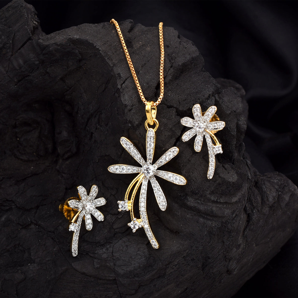 Eleganza Gold Diamond Pendant Set with Chain