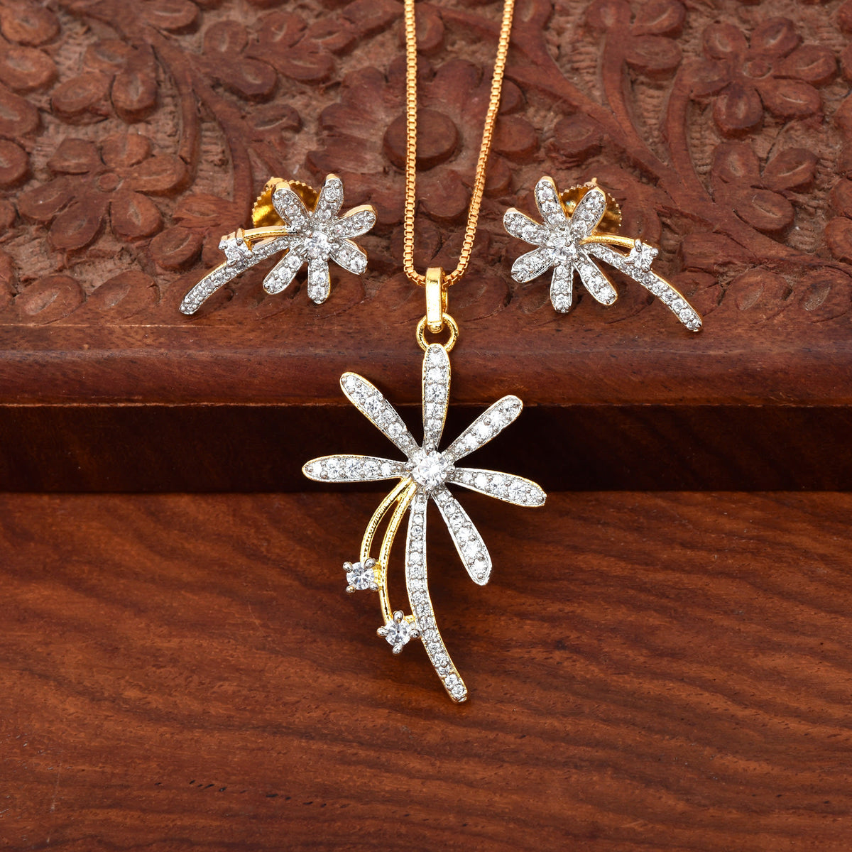 Eleganza Gold Diamond Pendant Set with Chain