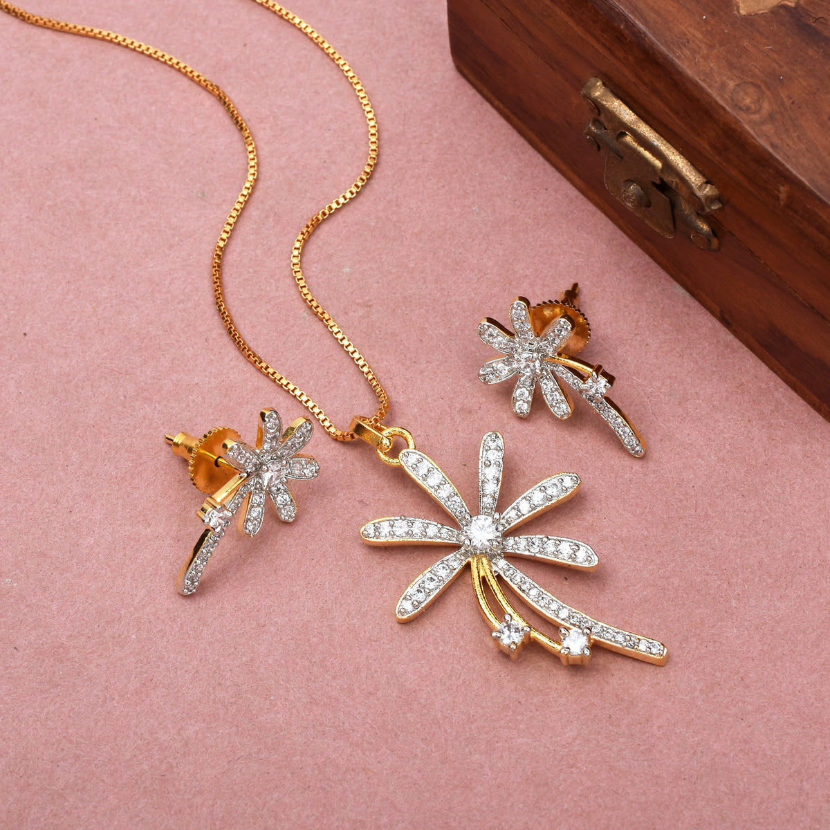 Eleganza Gold Diamond Pendant Set with Chain