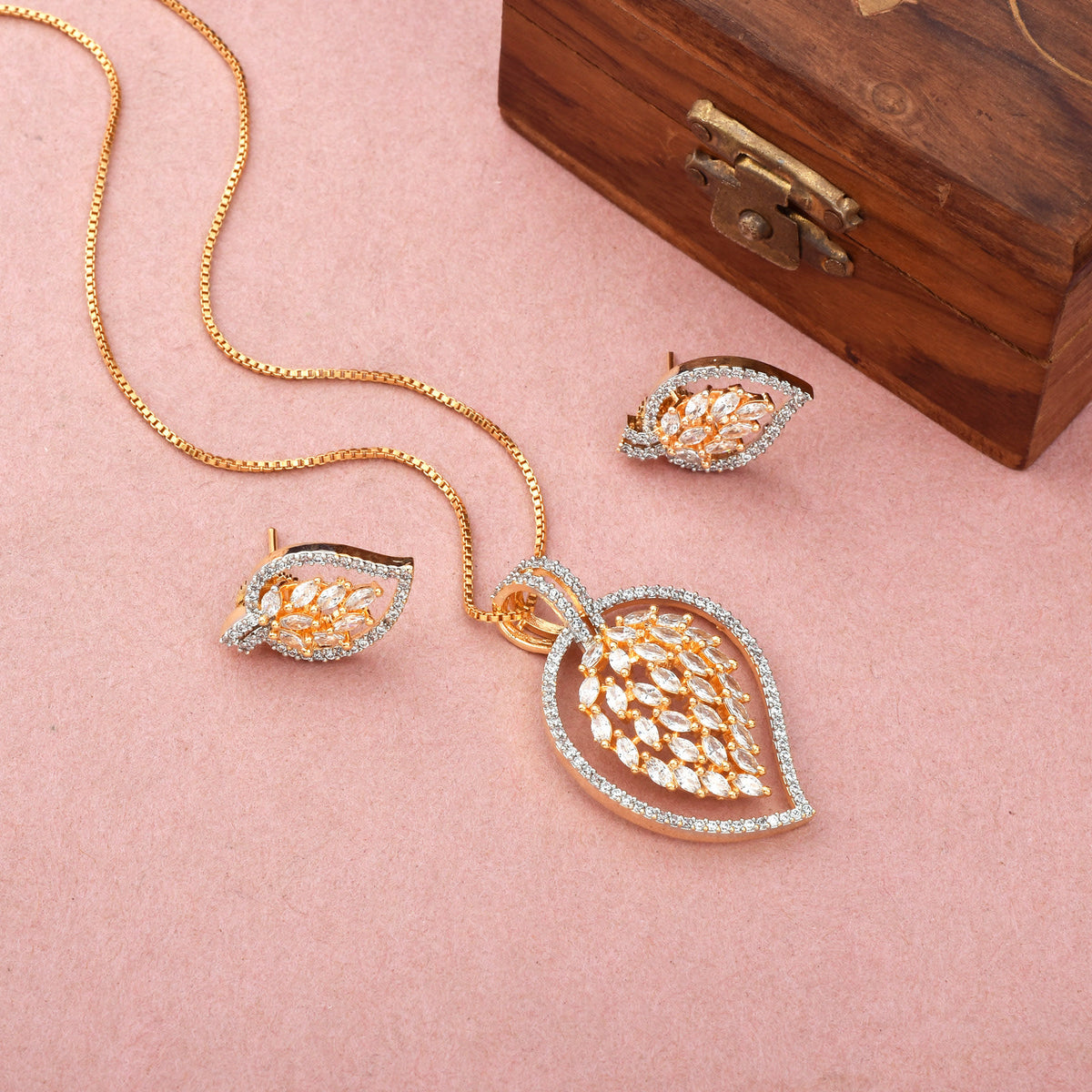Leafy Eternal Spark Diamond Pendant Set with Chain