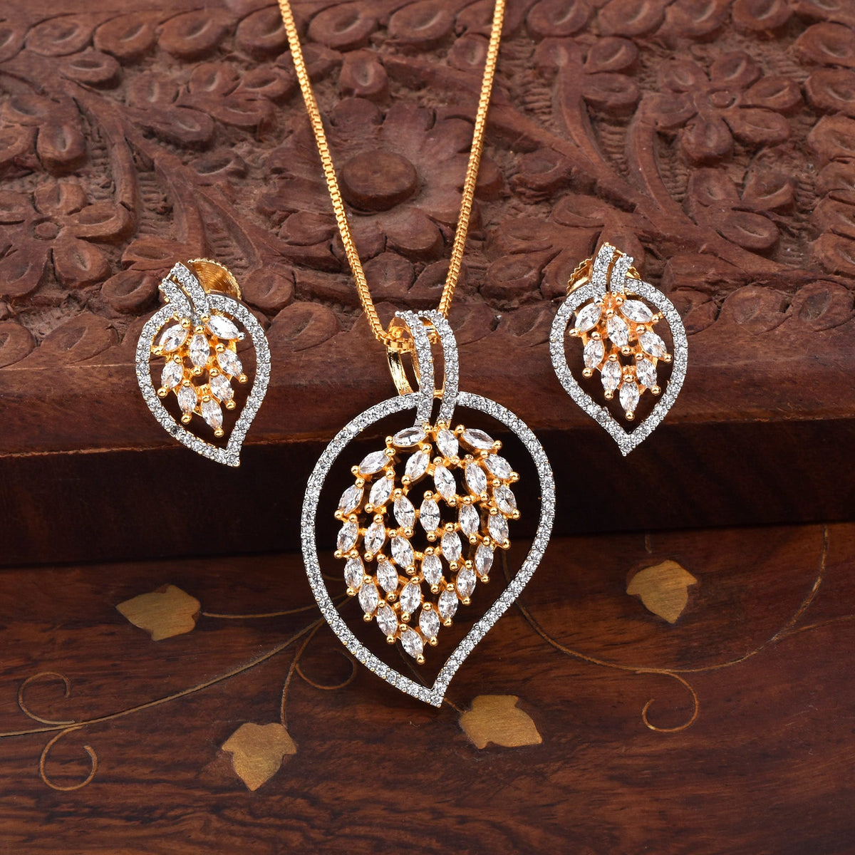 Leafy Eternal Spark Diamond Pendant Set with Chain