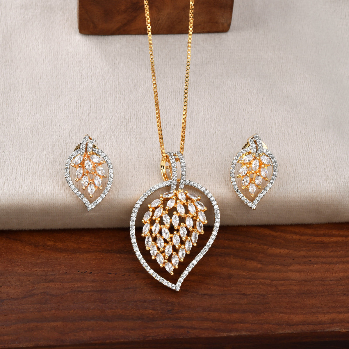 Leafy Eternal Spark Diamond Pendant Set with Chain