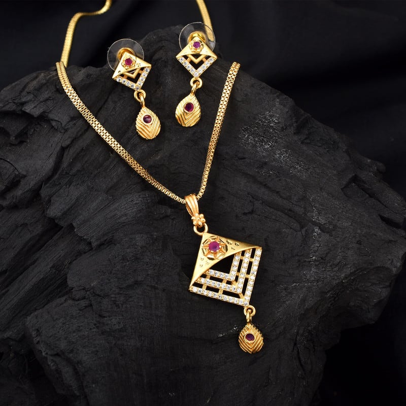 Forever Lasting Gleam  Anti Tarnish Daily Use Gold Plated Pendant Set with Chain