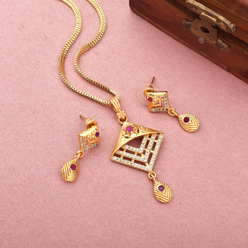 Forever Lasting Gleam  Anti Tarnish Daily Use Gold Plated Pendant Set with Chain