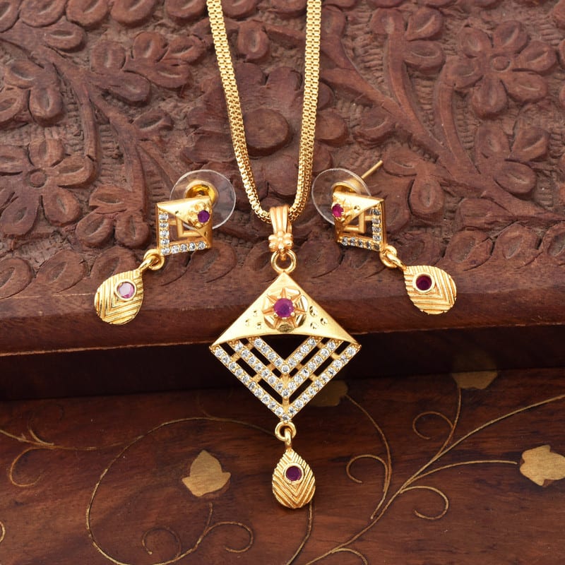 Forever Lasting Gleam  Anti Tarnish Daily Use Gold Plated Pendant Set with Chain