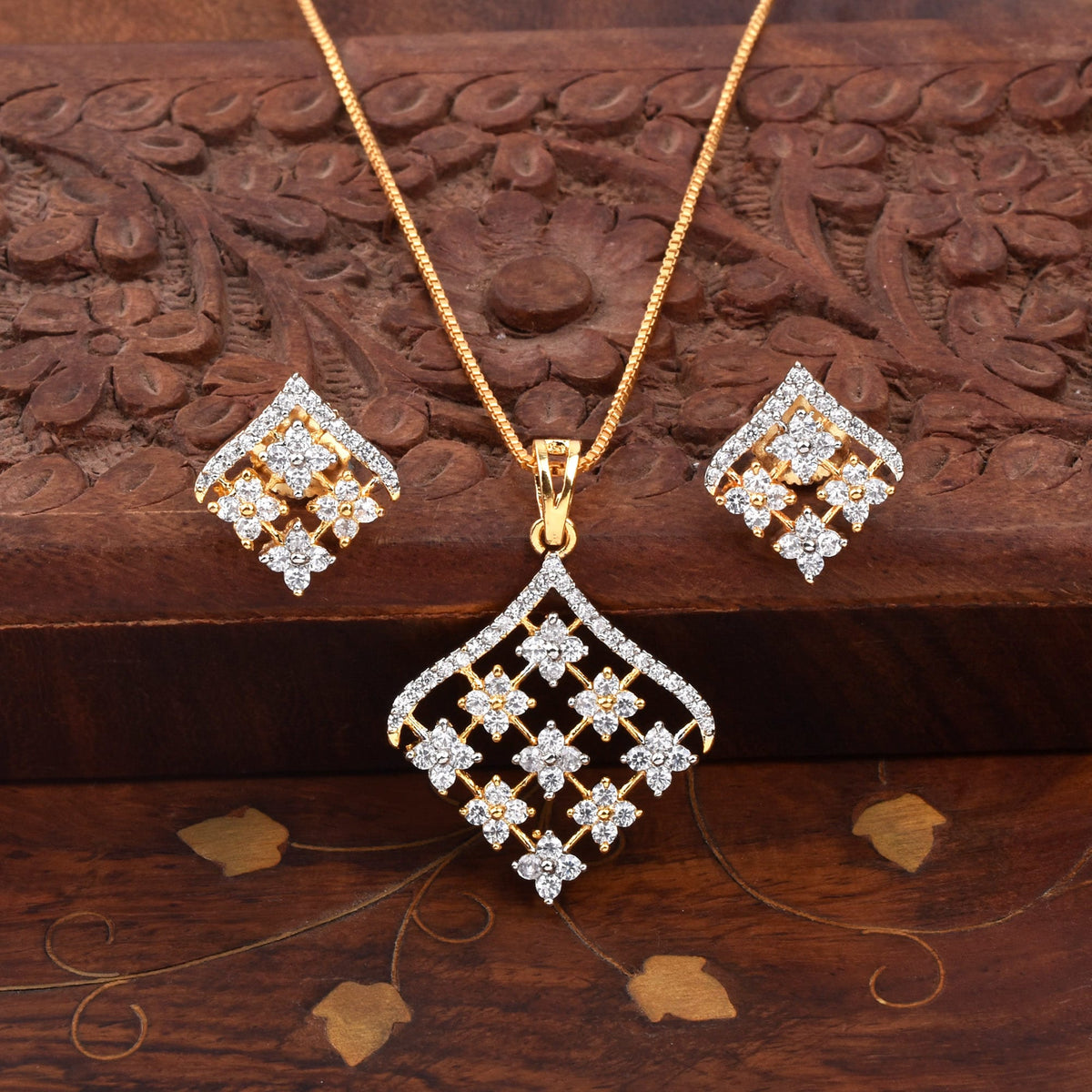 Starlit Elegance Diamond Pendant Set with Chain