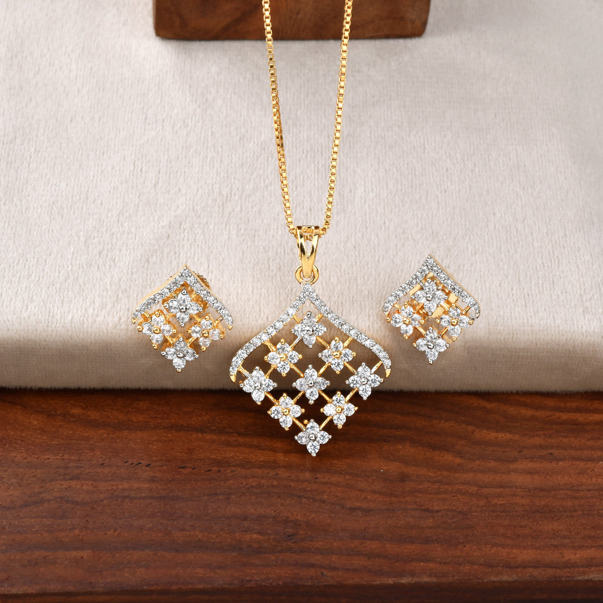 Starlit Elegance Diamond Pendant Set with Chain