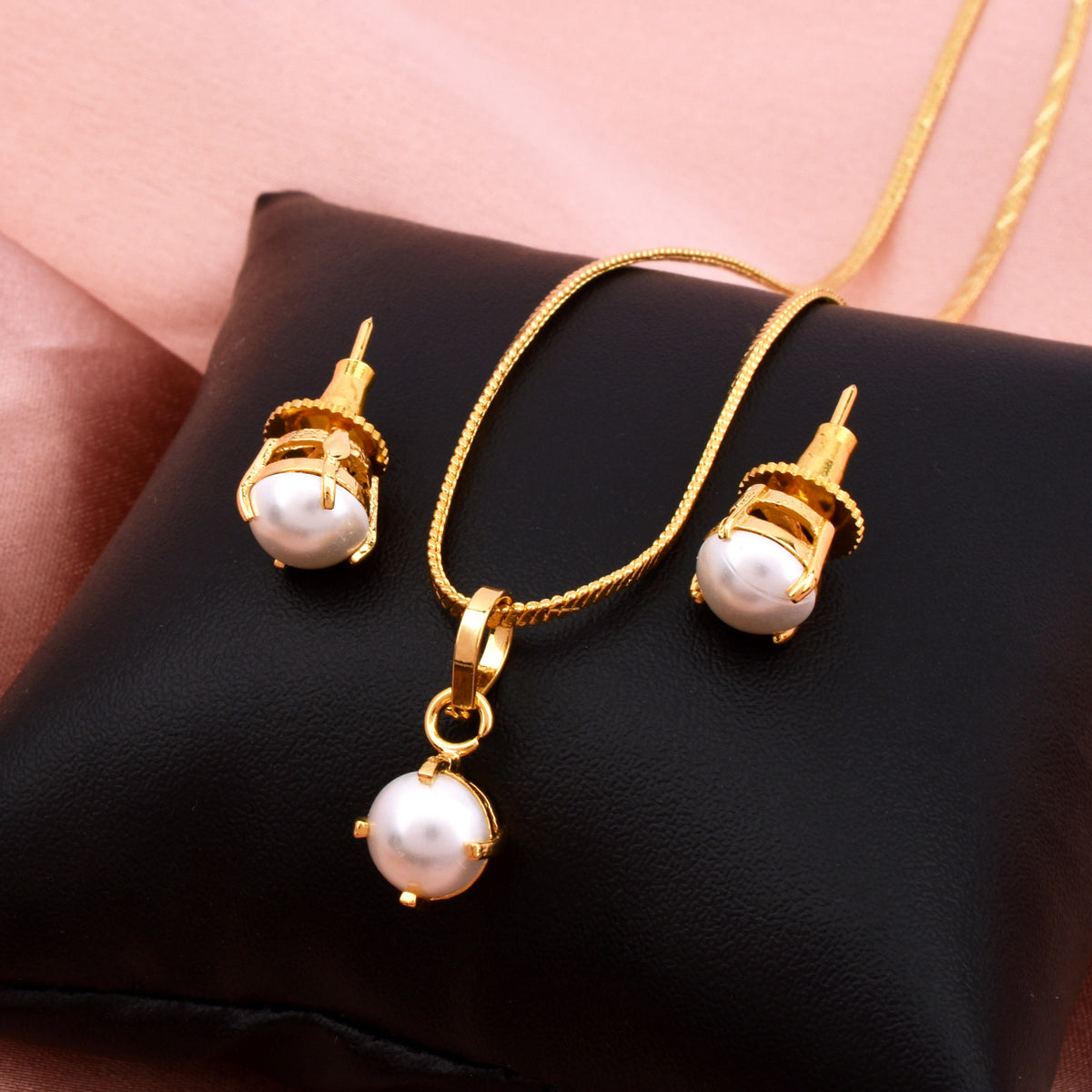 Gold Plated Glowing Pearl Pendant Set