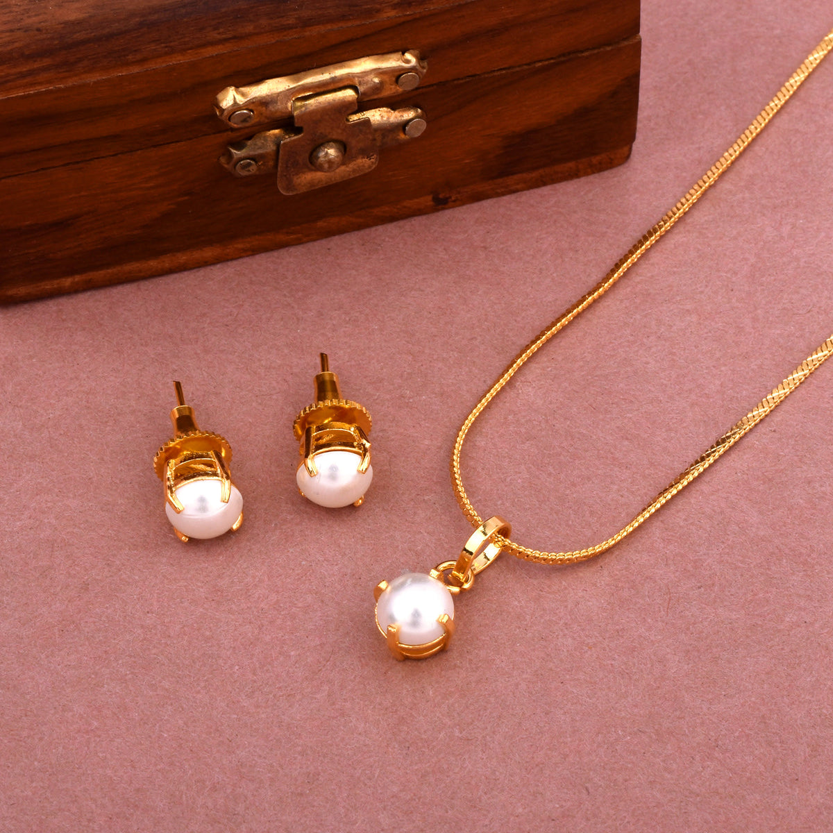 Gold Plated Glowing Pearl Pendant Set