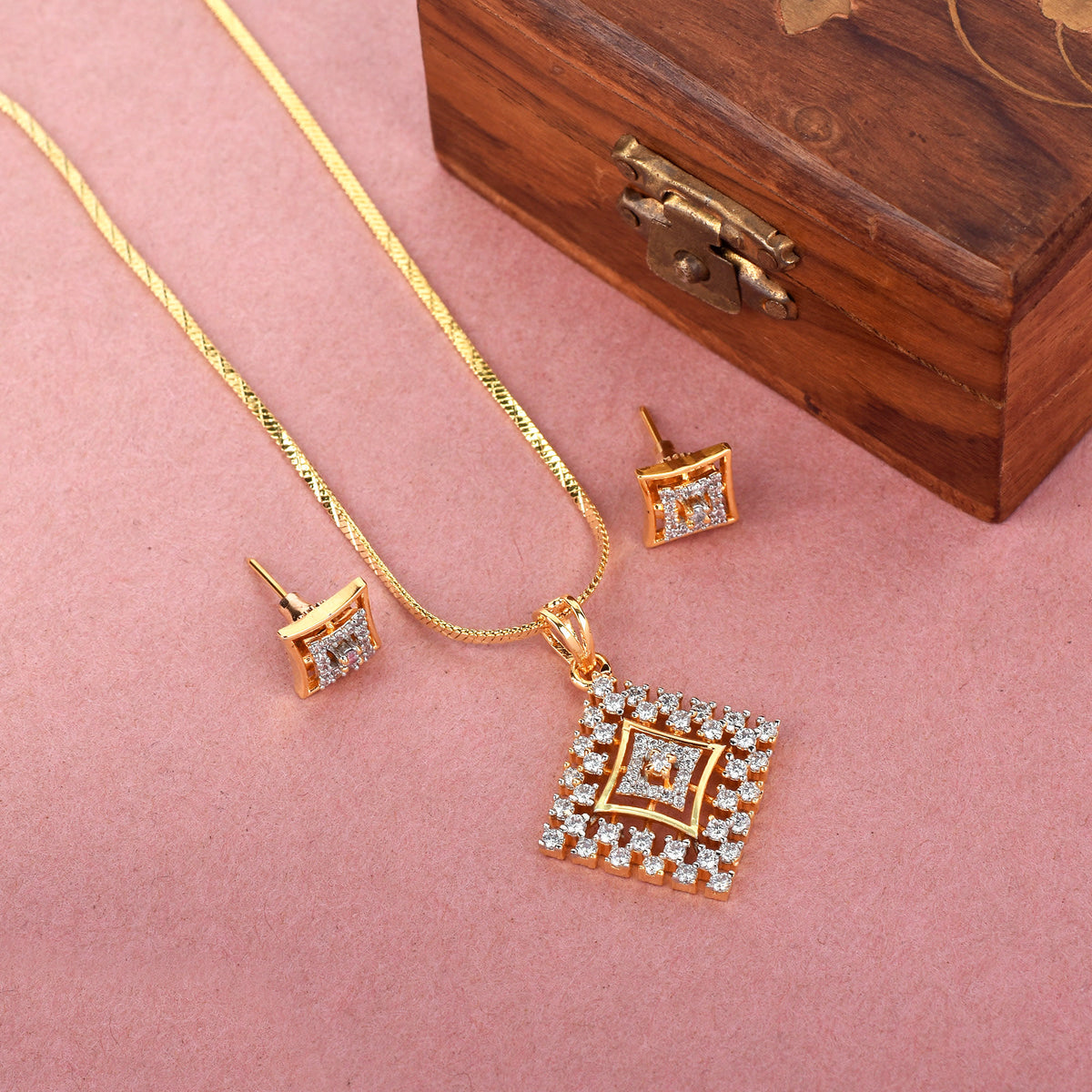 Starlight Elegance Pendant Set with Chain