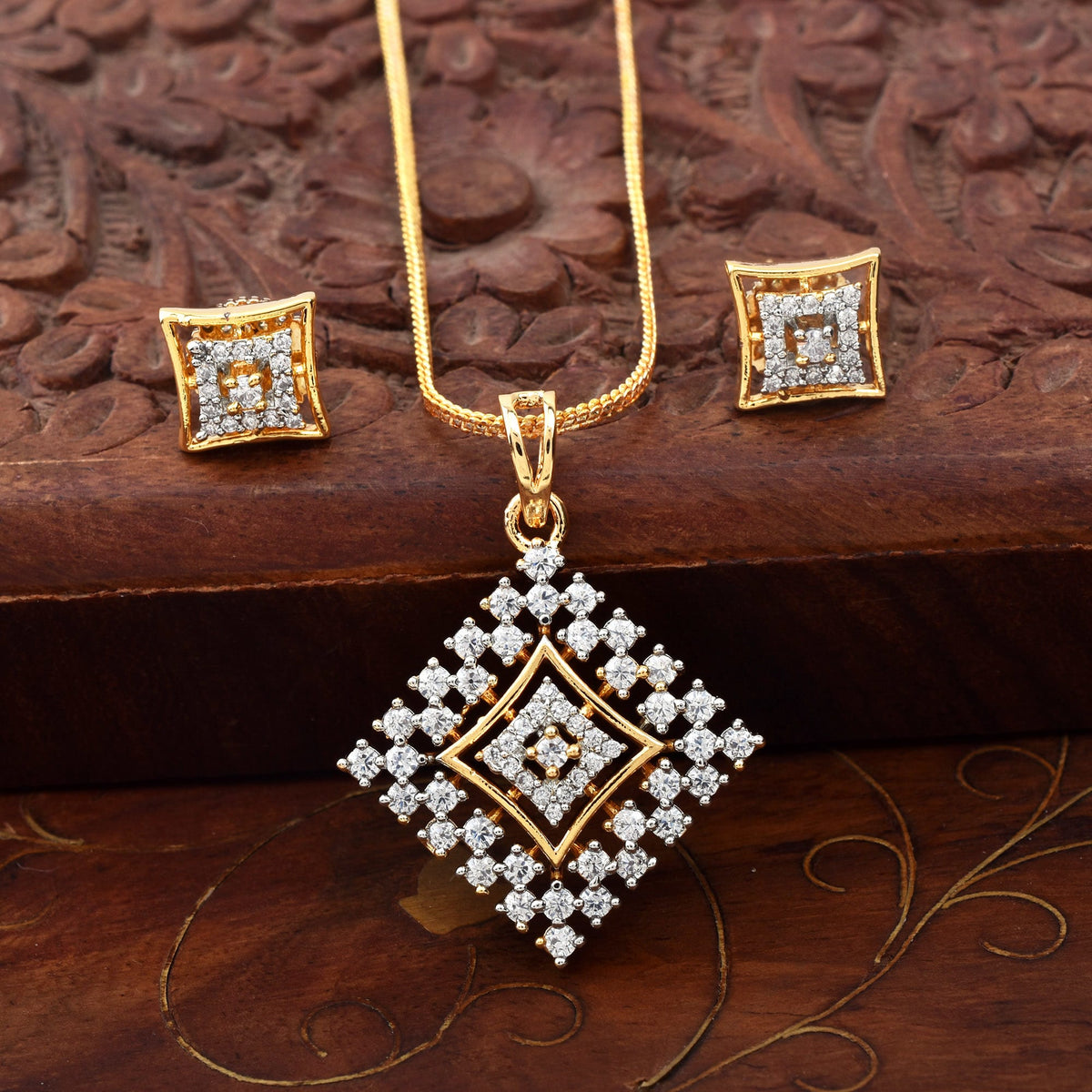 Starlight Elegance Pendant Set with Chain